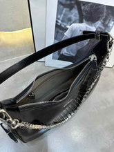 حقيبة كتف نسائية بسلسلة فضية بلون اسود - KSA